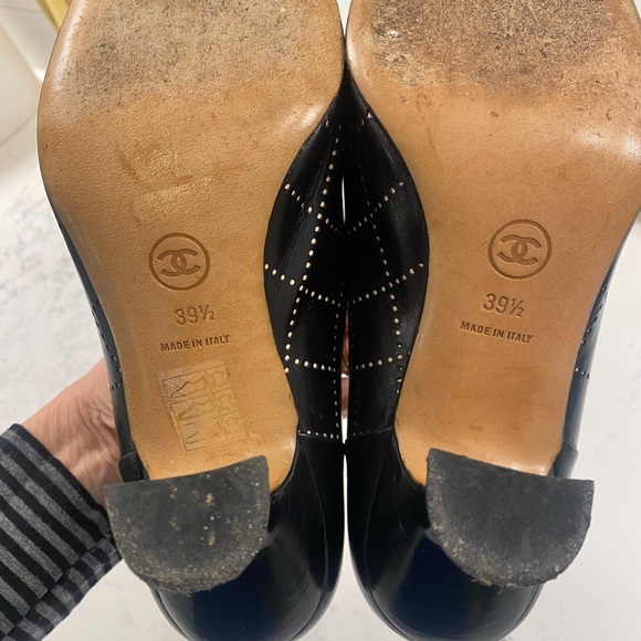 Gorgeous CHANEL heels black with bone colored quilting and CC monogram at toes. - Picture 6 of 13